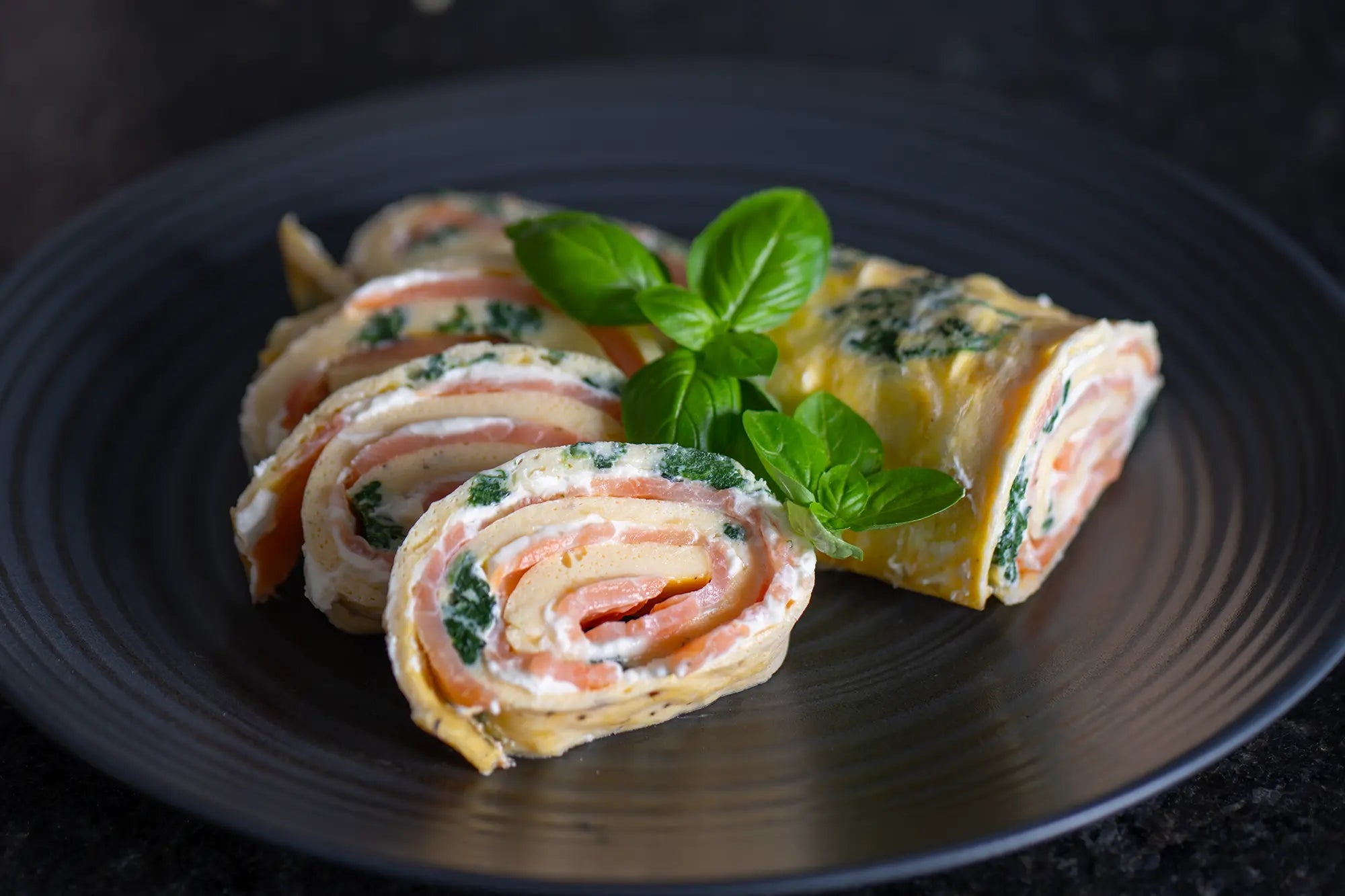 🍳🌿 Keto Räucherlachs-Rolle mit Spinat und Frischkäse 🧀🐟